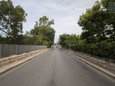 ...ci ritroviamo su via Bari, la strada che attraversa tutta Torre a Mare. La via verso sud cambia nome in Morelli e Silvati e diventa un ponticello che sovrasta la lama. Qui il verde dello sclerofille invade entrambi i lati la carreggiata